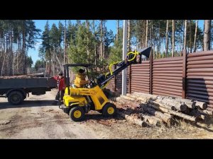 Погрузка бревен при помощи Helper 300 Pro с телескопической стрелой.