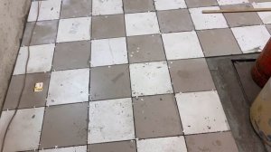 Бюджетный пол в гараже .Плитка своими руками