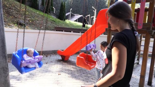 Мама вдруг Превратилась в ребенка, играет с куклой! смотреть онлайн