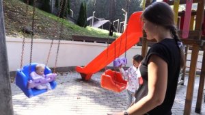 Мама вдруг Превратилась в ребенка, играет с куклой!