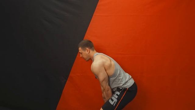 Мах гантели перед собой с приседом