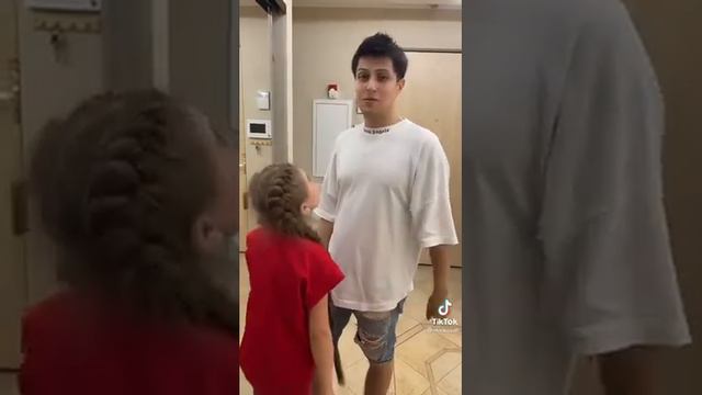 ТЁТЯ НАТАША ПОЦЕЛОВАЛА ХАБИБА😨 смотреть онлайн