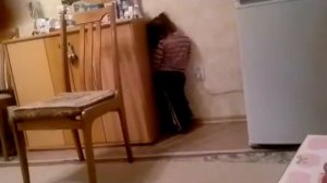 дочу наказали  и поставили в угол а она уснула