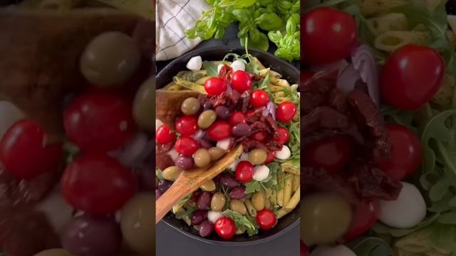 Паста с песто и курицей.