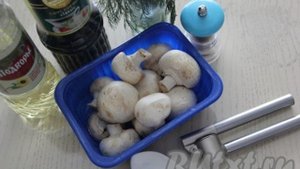 Шампиньоны в соевом соусе с чесноком на мангале