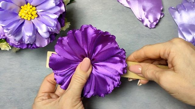 Цветы из атласных лент, как живые Резиночки для волос. Канзаши мастер класс\Master diy смотреть онлайн