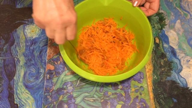 Салат из моркови и кураги.