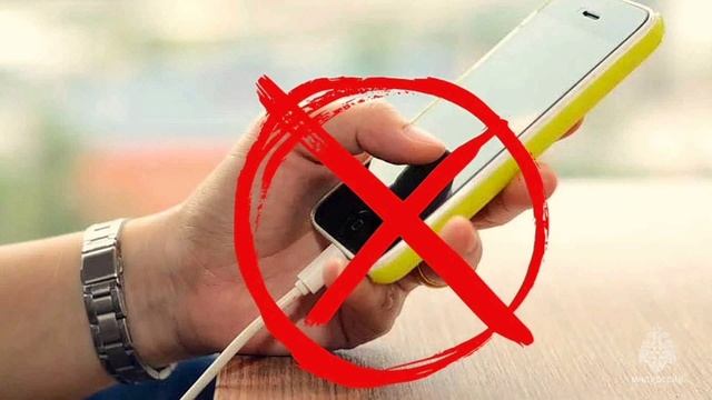 заряд телефона 100%. полная зарядка батареи. зарядил телефон 100 зарядками. зарядка для телефона иллюстрация. смартфон заряжается.