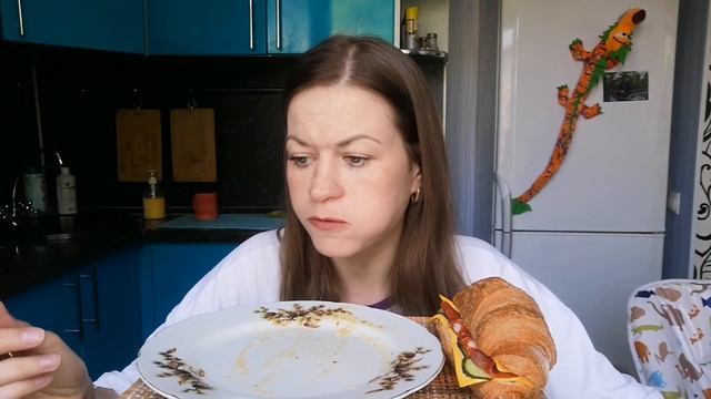 МУКБАНГ ЯИЧНИЦА/ВАРЕНИКИ С КАРТОШКОЙ/КРУАССАН С СЫРОМ И КОЛБАСОЙ/MUKBANG
