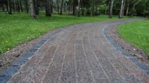 Укладка пиленой гранитной брусчатки с окантовкой из колотой брусчатки .