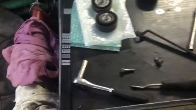 ?Замена оборванного приводного ремня Пежо 4007/Аутлендер. смотреть онлайн