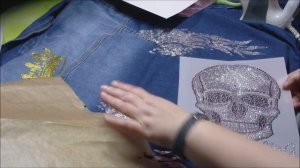 Eine Jeansjacke mit Strass und Textilfarben selbst gestalten