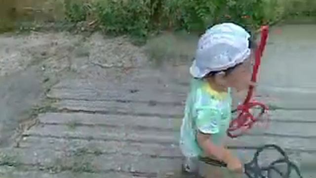 Сережа выбивает палас )) смотреть онлайн