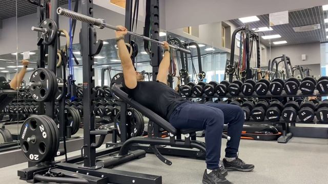 Жим штанги лёжа на скамье с положительным наклоном смотреть онлайн