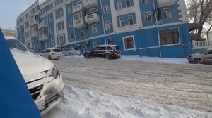 Машины буксуют после снегопада Владивосток