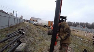 Дело пошло. Вкручиваем сваи! Под дом из СИП ПАНЕЛЕЙ!