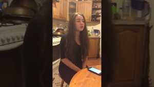 Девушка читает реп про дружбу