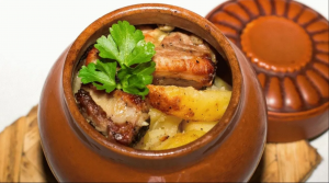 Картошка с мясом в духовке. Жаркое в горшочках. Простой рецепт.