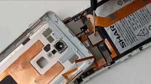 Замена аккумуляторной  батареи в смартфоне  Sharp Z2 A1