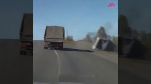 Почему грузовик завалился?