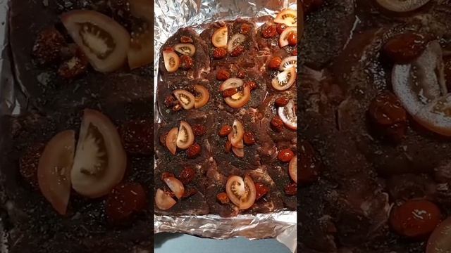 Свиная шейка под овощами. смотреть онлайн