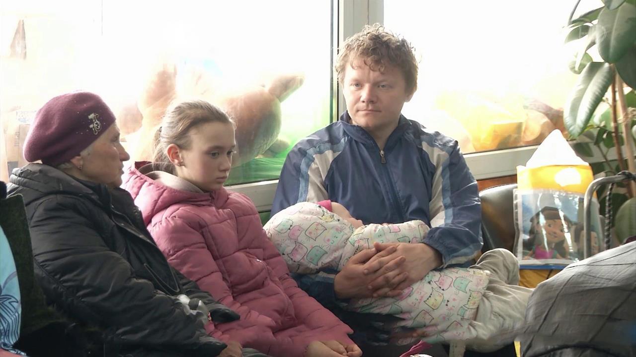 В России встречают людей, которым пришлось бежать от обстрелов Донбасса