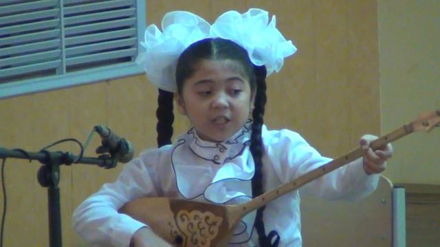 девочка играет на домбре смотреть онлайн