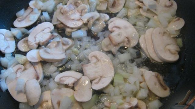 Солянка с капустой, грибами и консервированной рыбой