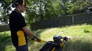Переднеприводная аккумуляторная газонокосилка DeWALT DCMWSP244U2 обзор и тест