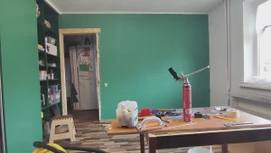 Красим стену в зеленый цвет. Оформляем бюджетно проем.