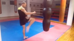 УДАРЫ КОЛЕНЯМИ и боковые УДАРЫ с РАЗВОРОТА. Отработка