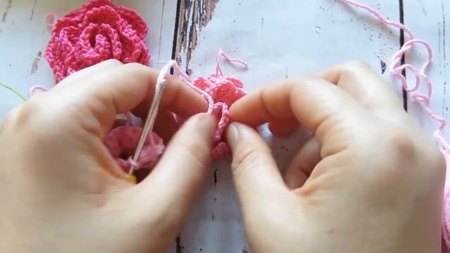 Простой способ вязания крючком розы с загнутыми лепестками. How to crochet roses with bent petals