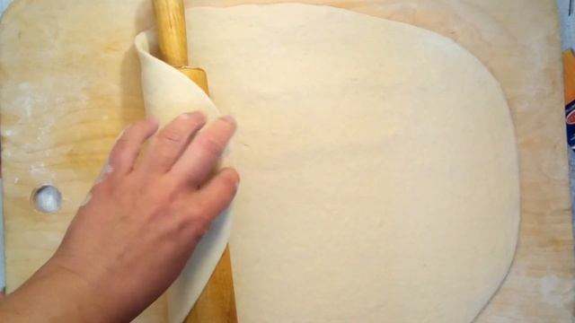 Пицца с копченой колбасой и сыром моцарелла