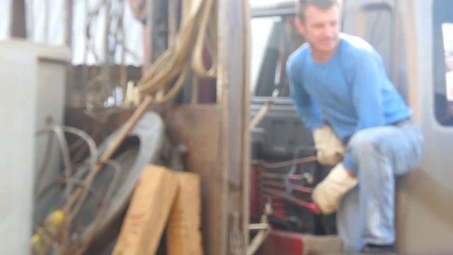 Колодец Копка Чистка Углубление. Установка колец в шахту колодца Манипулятором.