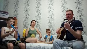 Маленькой ёлочке холодно зимой. Маленький домашний оркестр. Дети ВПЕРВЫЕ играют на инструментах.