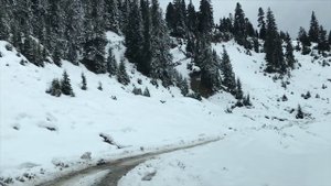 Georgia. Перевал Годердзи. Сложная дорога . Снежные горы в Грузии .