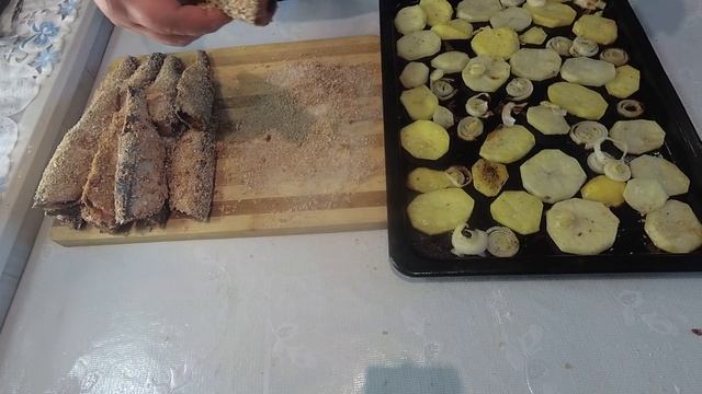 Салака в духовке+картошка+лепёшка.  Классный ужин!