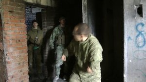 Работа разведчика при зачистке здания, часть 1