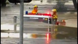 Бездорожье. Пожарная машина едет под водой