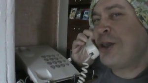 Иностранец разговаривает по телефону