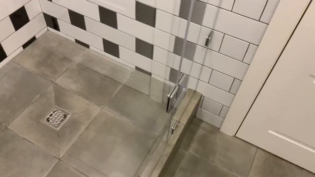 Стеклянная душевая спустя 5 лет после покупки. Инструкция по уходу в описании к видео. смотреть онлайн