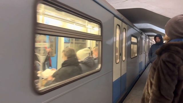 Метропоезд "Ока" (81-760/761) №002 прибывает на ст.м.Площадь Ильича до Новокосино смотреть онлайн