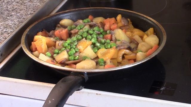 Овощное рагу с грибами, травами и горошком