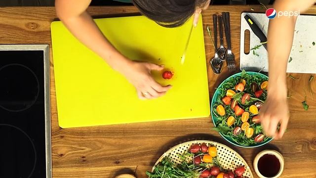 Изысканный салат с рукколой, клубникой и моцареллой. Готовим вместе со SMALL смотреть онлайн