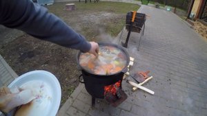 Настоящая (классическая) уха из судака, сома и берша с водкой и поленом на костре в казане рецепт