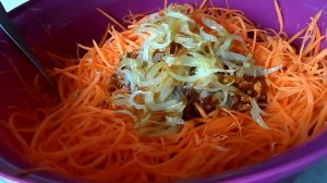 Морковку по-корейски можно делать по-разному. В этот раз я решила добавить жаренный лук.