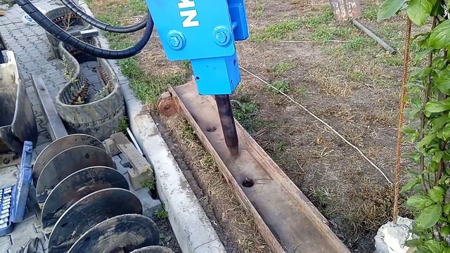 Гидромолот NKB 300 на мини экскаваторе. смотреть онлайн