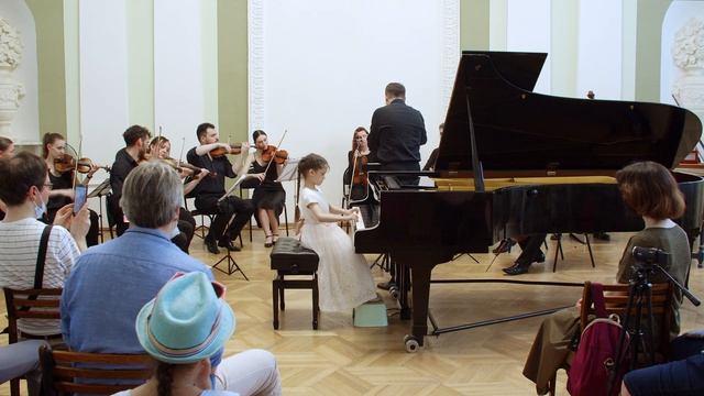J. Haydn. Concertino (Divertimento) in C major. Veronika Artsibasheva with "Cantilena" orchestra. смотреть онлайн