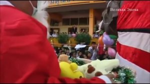 Слоны в костюмах Санта-Клауса принесли подарки детям в Таиланде (новости) 