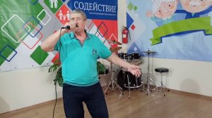 Песня "Выйду на улицу, гляну на село". Исполняет участник хора "Здравица" Голяков В.М.